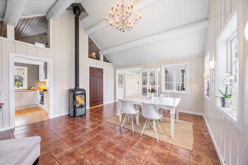 I spisestuen er det både varmepumpe (ny oktober 2024) og vedovn