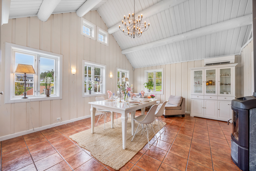 Romslig spisestue i tilknytning til kjøkkenet