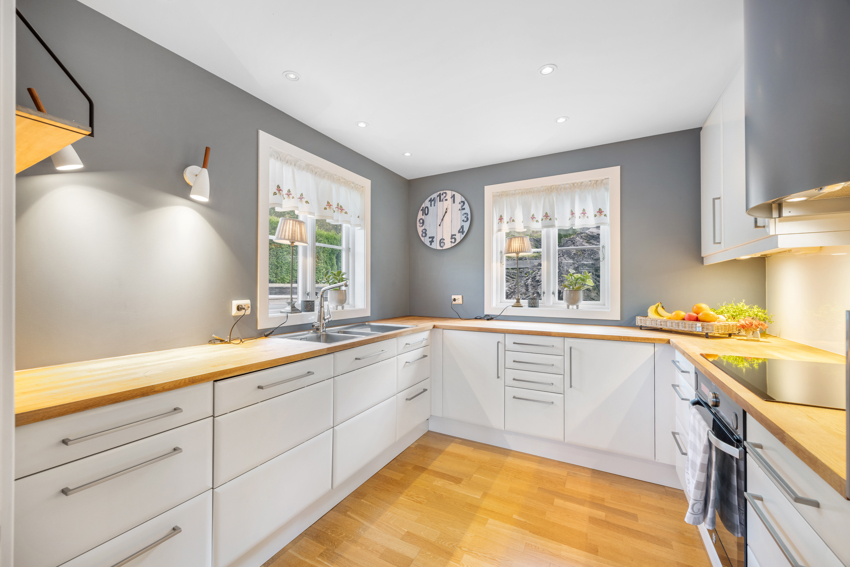 Pen og tidløs Sigdal kjøkkeninnredning som har godt med skap- og benkeplass