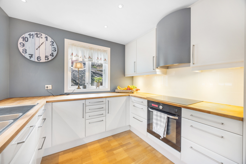 Integrerte hvitevarer medfølger: Induksjonstopp, stekeovn m/pyrolyse, oppvaskmaskin og kjøleskap