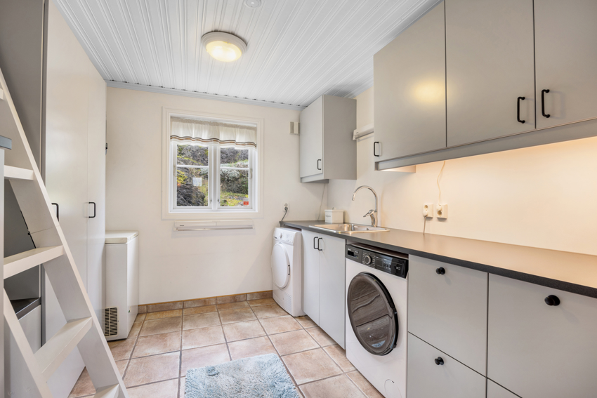 Separat og praktisk vaskerom med fin innredning