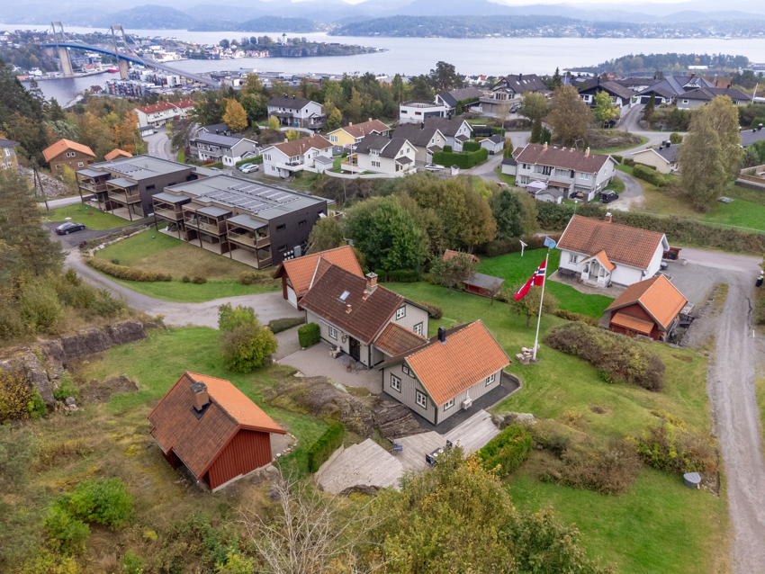 Eiendommen ligger helt skjermet med noe utsikt mot vannet fra deler av tomta