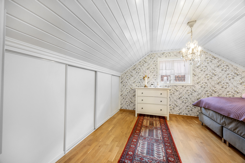 Hovedsoverommet har romslig skyvedørsgarderobe under skråtaket