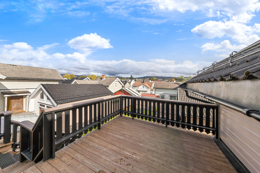 Bildet fra verandaen utenfor inngangen i 2. etasje