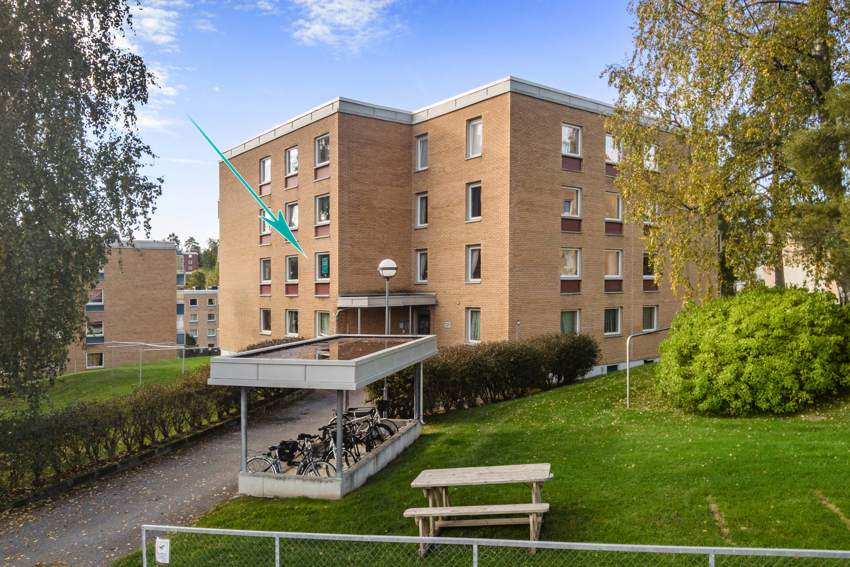 Inngangsparti med overbygd sykkelparkering