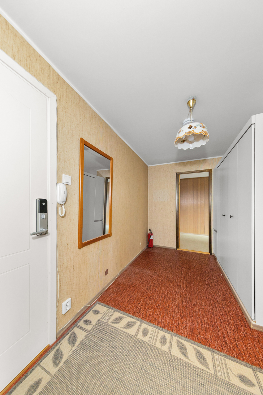 Det er montert kodelås på inngangsdør til leiligheten