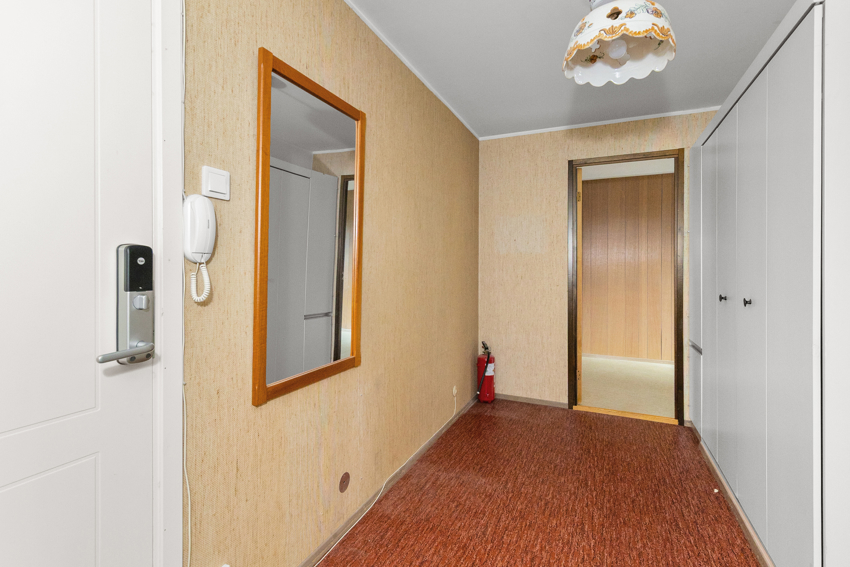 En romslig entre ønsker deg velkommen inn. 