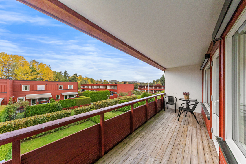 Vestvendt og solrik balkong med utgang fra stuen i 2. etasje