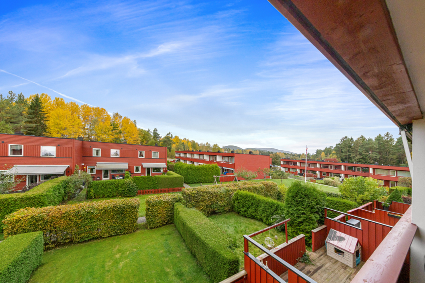 Balkongen har utsikt mot hageparseller og fellesarealer