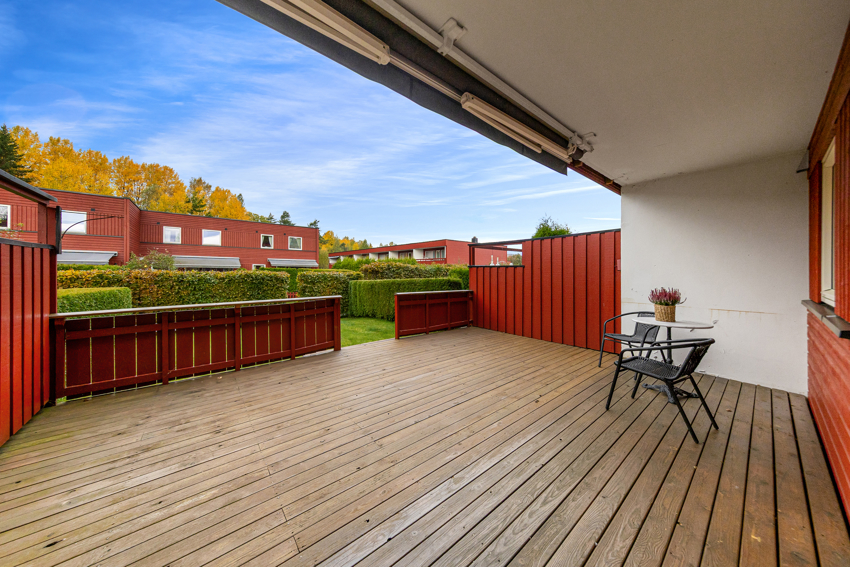 Stor terrasse på bakkeplan. Her kan solen nytes til sen kveld