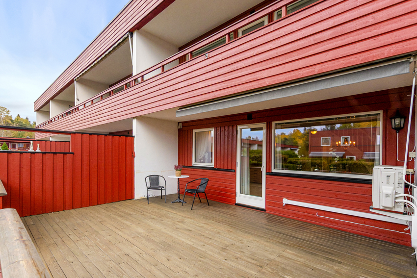 På terrassen er det markise. God plass for utemøbler