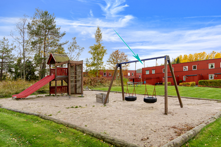 Det er også flere lekeplasser for den yngre garden 