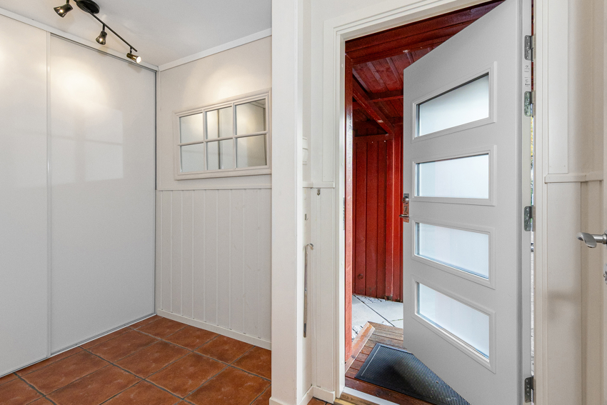 Velkommen inn ! Skyvedørsgarderobe i vindfang som gir god plass for yttertøy,sko m.m.
