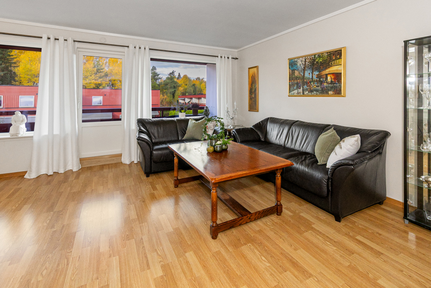 Romslig stue i 2. etasje. De store vindusflatene gir godt lys inn i rommet