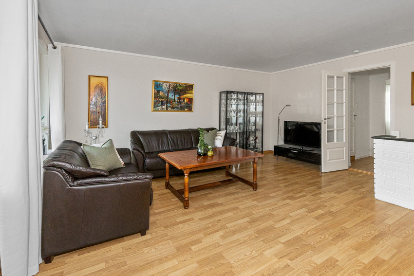 Fra stuen er det adkomst til bad og 2 soverom via soveromsgang