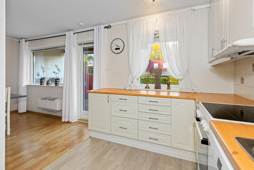 Kjøkkenet ligger i tilknytning til spisestuen