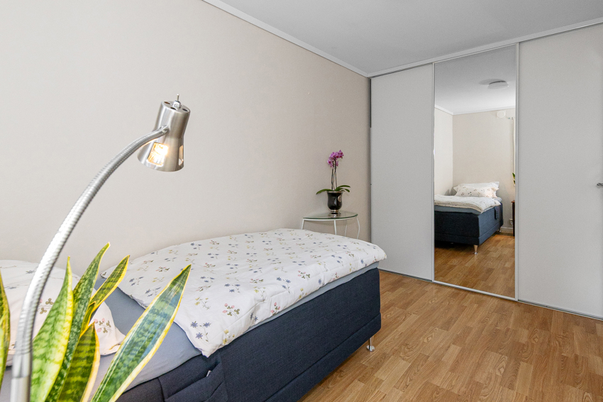 Skyvedørsgarderobe med 1 speildør. Praktisk innredet med heng, hyller og kurver