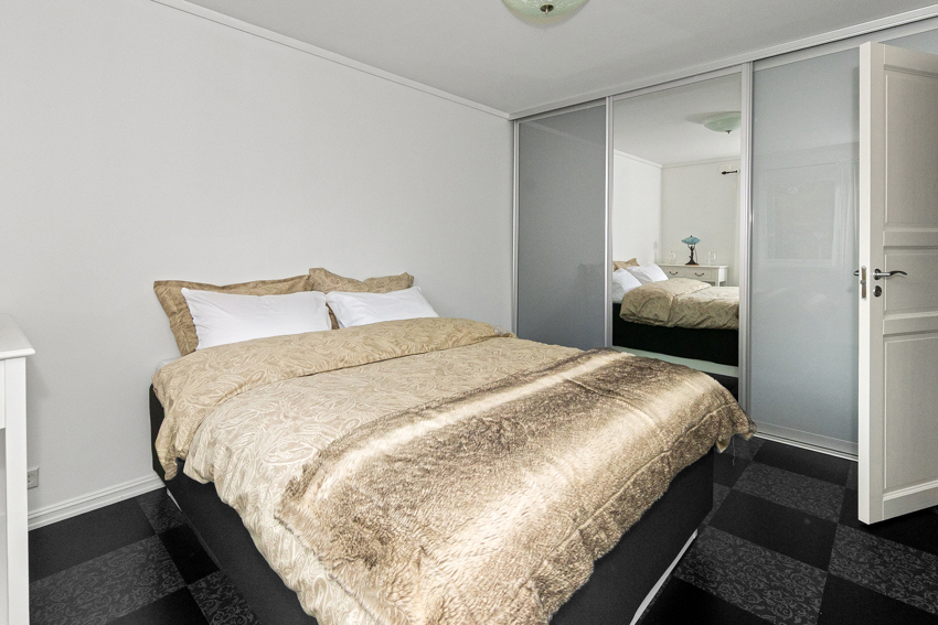 Skyvedørsgarderobe med 1 speildør. Praktisk innredet med heng, hyller og kurver