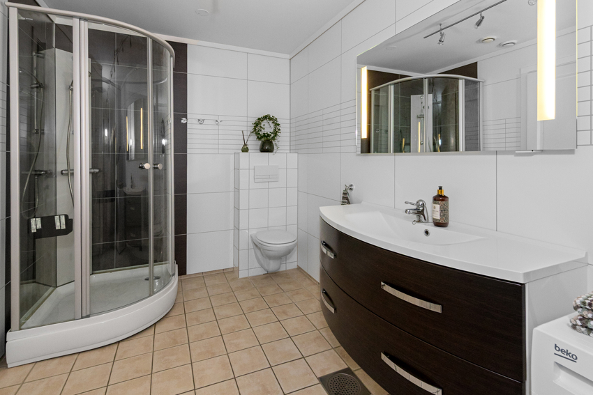 1. etasje har et romslig og delikat bad