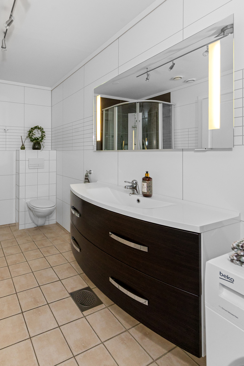 Flislagt gulv med varmekabler. Veggene har baderomsplater