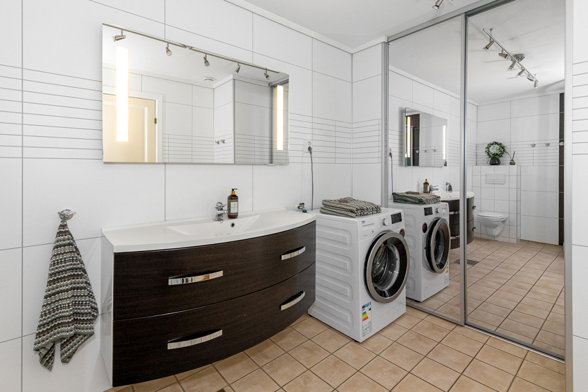 Skyvedører med speil - Her er bl.a. varmtvannstanken plassert