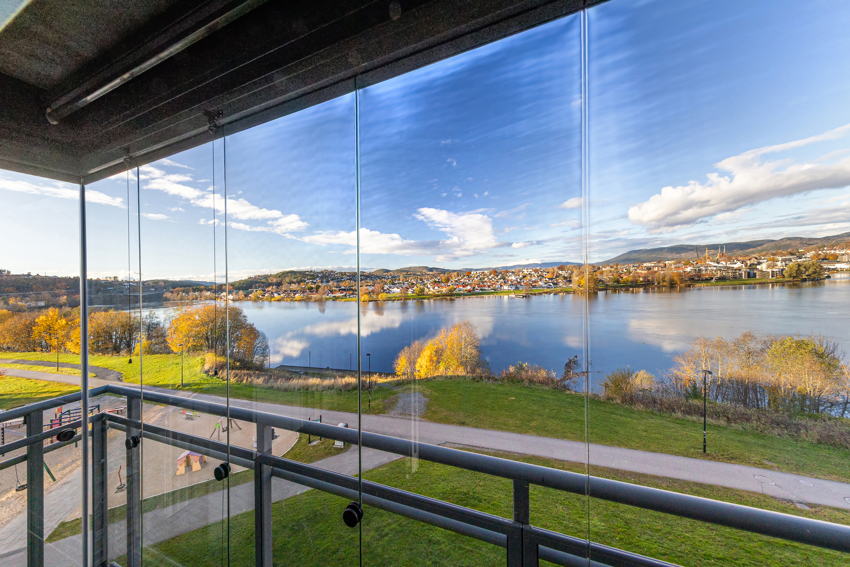 Deilig å nyte den frie utsikten fra den innglassede balkongen 