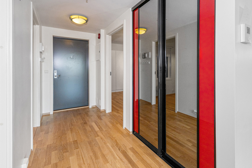 Gang med skyvedørsgarderobe