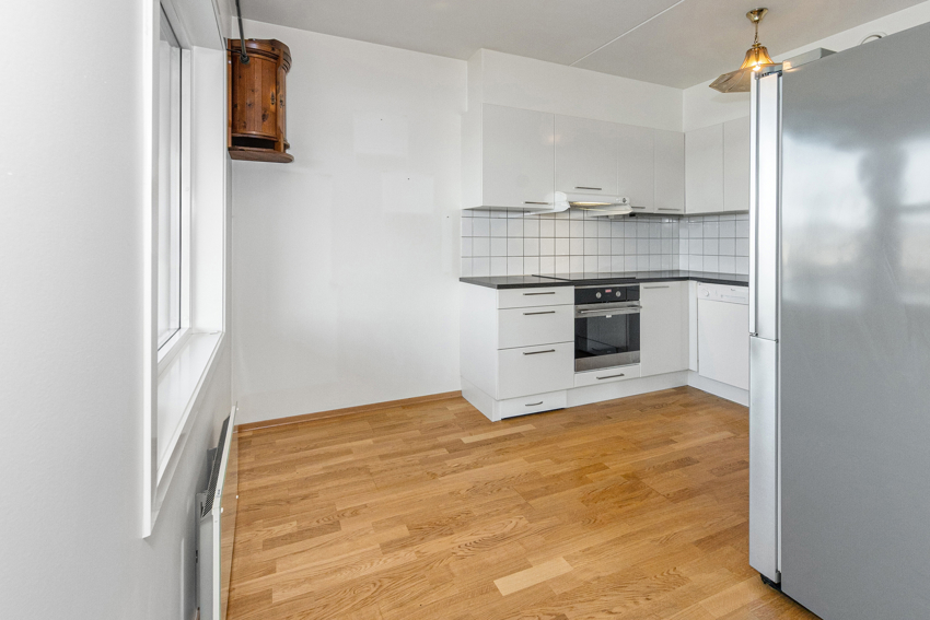 Kjøkkenet med plass til spisebord