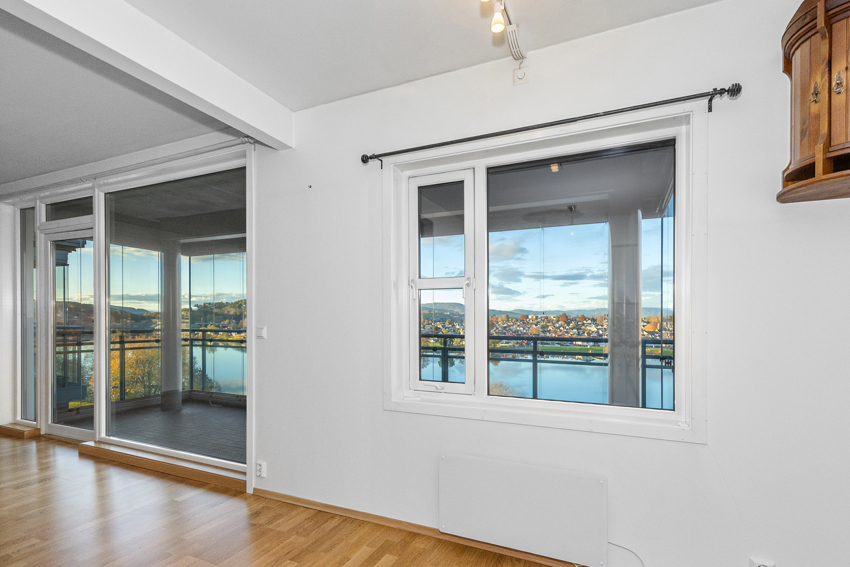 Store vindusflater gir godt lys og utsyn