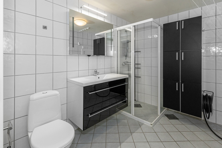 Bad er flislagt med dusjhjørne