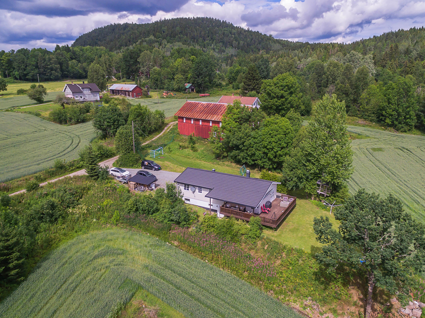 Boligen ligger på en høyde med god utsikt mot Lakssjø.