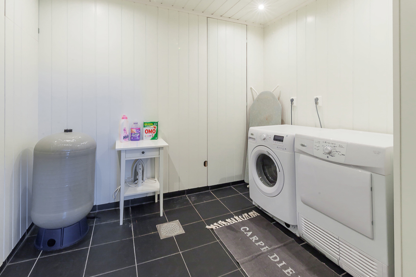 Bad/vaskerom i underetasjen (ikke søkt bruksendret)