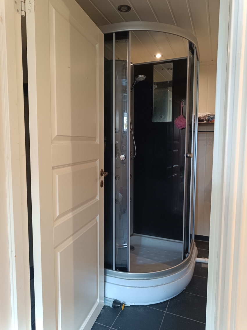 Dusjkabinett bad i underetasjen