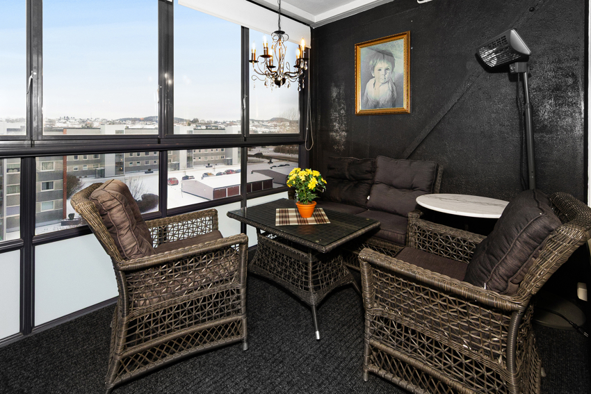 Balkongen har god plass for utemøbler i flere soner