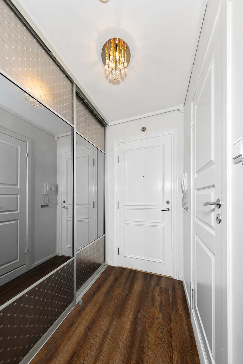 Det er også skyvedørsgarderobe med innredning i entreen