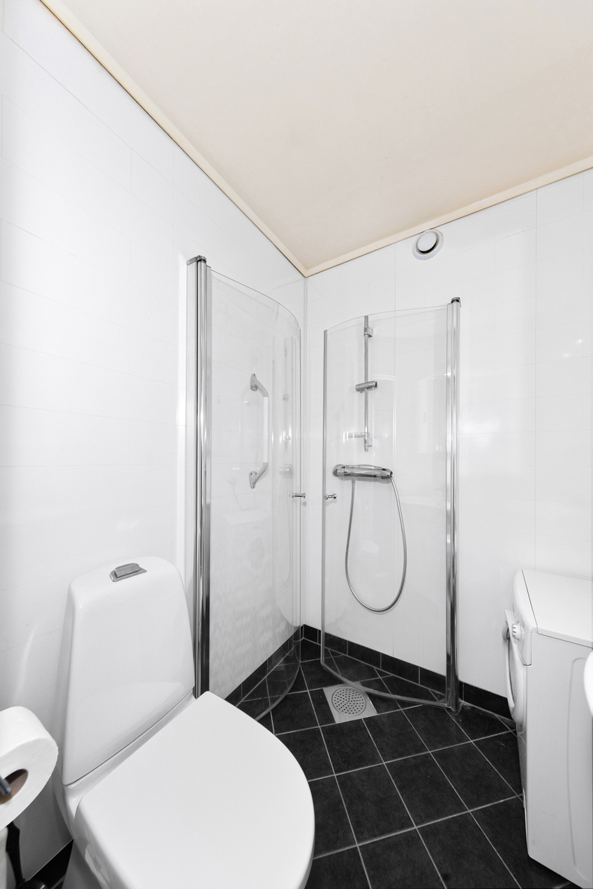 Flislagt gulv. Baderomsplater på vegger. Vaskemaskin medfølger