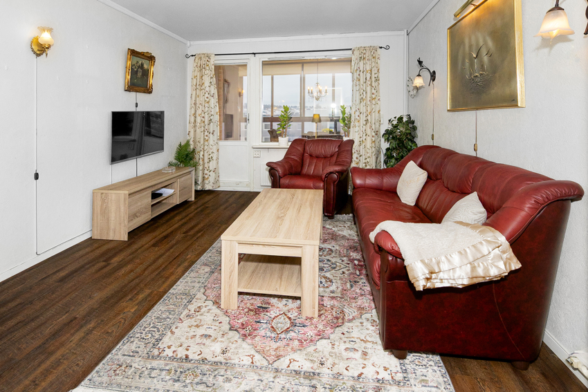 Fra stuen er det utgang til romslig innglasset balkong