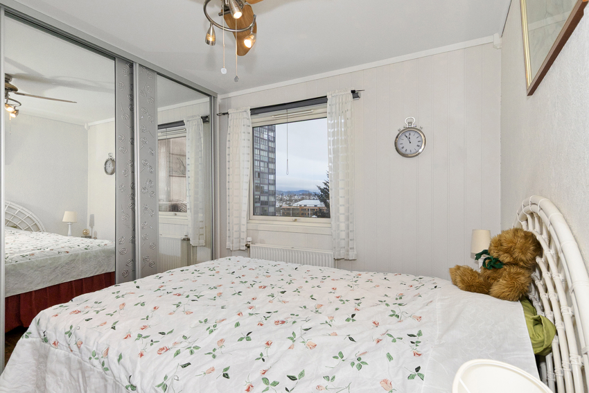 Romslig skyvedørsgarderobe med speildører og flott innredning