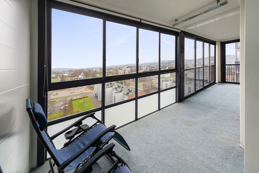 Meget romslig innglasset balkong - Denne kan benyttes som et ekstra rom store deler av året