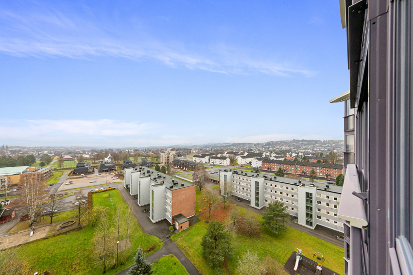 Balkongen er sydvendt og solrik - Flott utsikt
