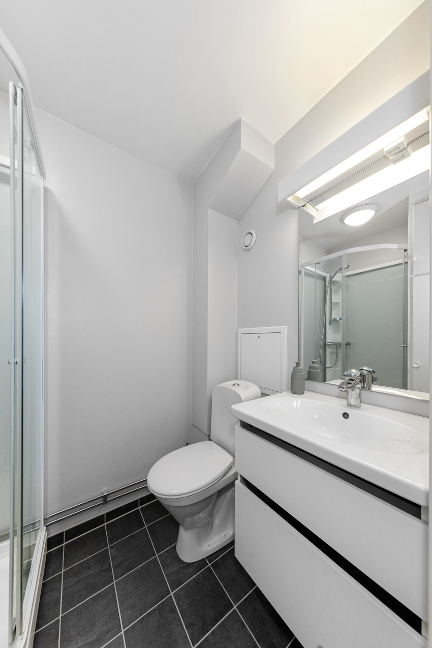 Pent bad med flislagt gulv - renovert av borettslaget i perioden 2015/2017