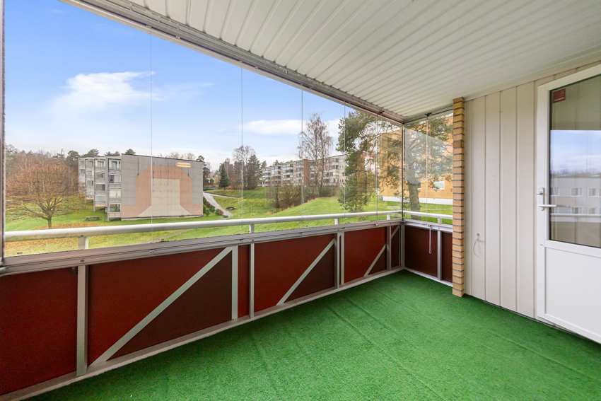 Balkongen er innglasset og usjenert