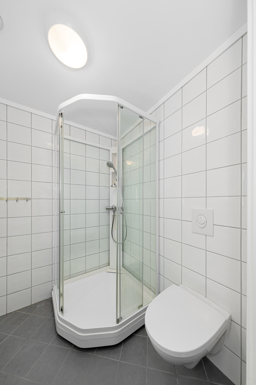 Praktisk med dusjkabinett. Vegghengt wc