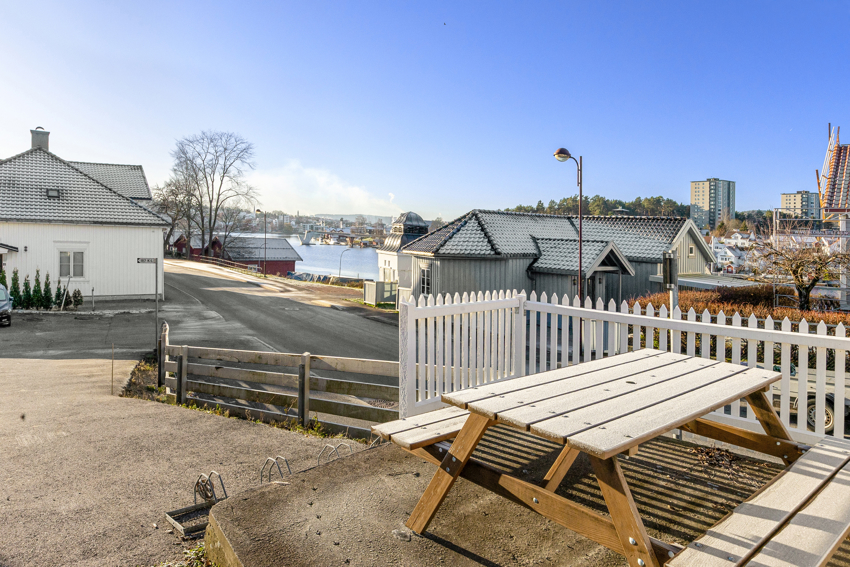 Felles uteplass med utsikt mot elva