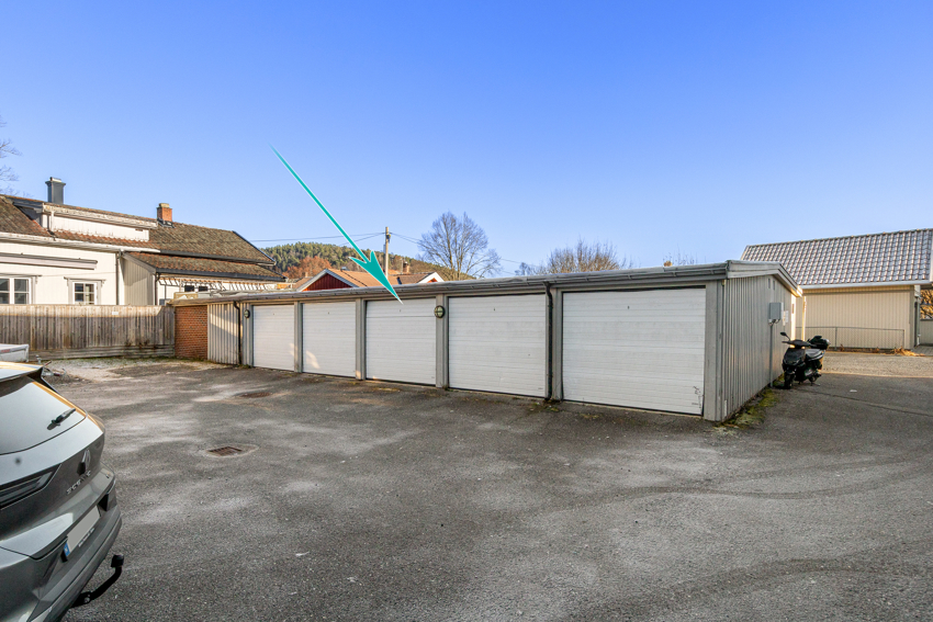 Den midterste garasjen i rekke mot vest følger leiligheten. Denne har automatisk portåpner