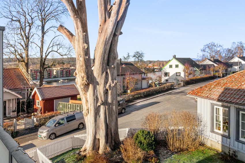 Fra balkongen er det noe utsikt mot elva