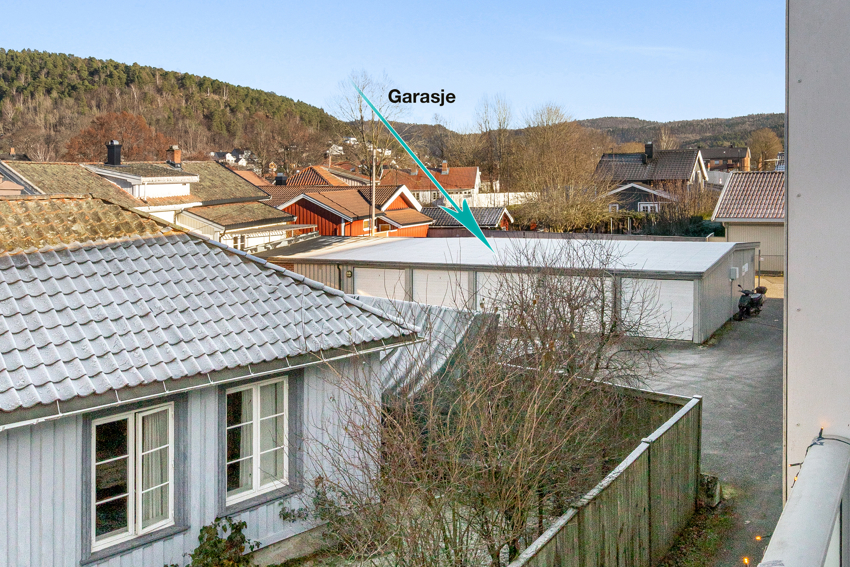 Fra balkongen ser du bort til garasjerekka