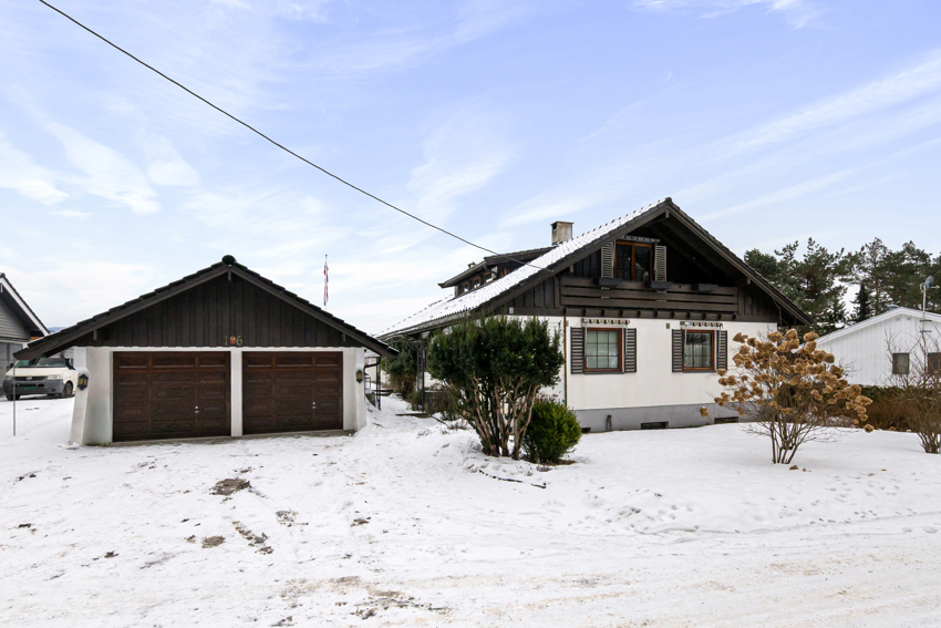 Frittstående dobbelgarasje med 2 separate porter. 