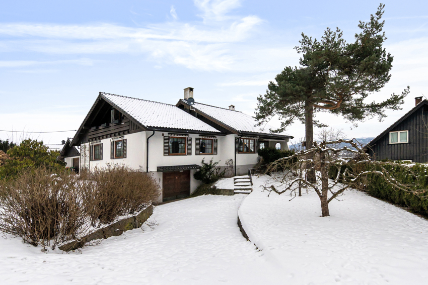 Garasje i bygningskroppen hvor de er tilkomst videre inn i boligen. Perfekt for deg som liker å ha noe å skru på. Eller dersom man ønsker å ominnrede til musikkrom/hobbyrom. 