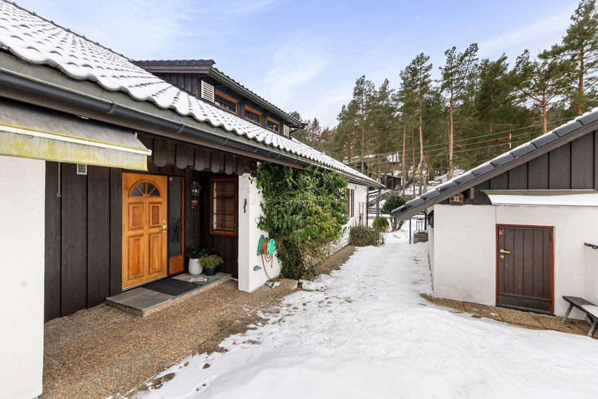 Praktisk overbygget inngangsparti. Kort veg fra garasjen